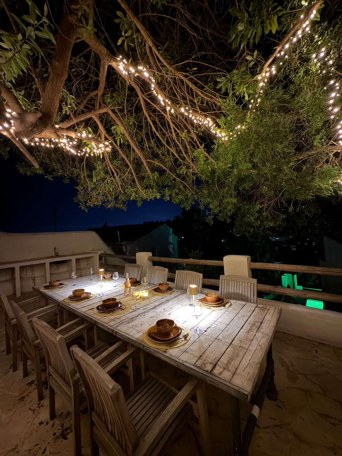 Sfeervol terras in de avond